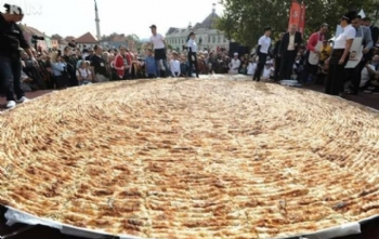 Dünya'nın En Büyük Böreği Bosna'da Dünya'nın En Büyük Böreği Bosna'da