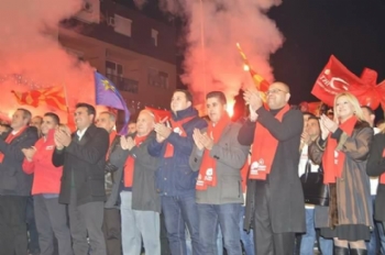 Makedonya'da Adnan Kahil, Bayrağı Enes İbrahim'e Bıraktı Makedonya'da Adnan Kahil, Bayrağı Enes İbrahim'e Bıraktı