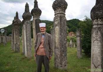 Bosna'da Müslüman Mezarlığı ve Boşnakça Bir İlahi... Bosna'da Müslüman Mezarlığı ve Boşnakça Bir İlahi...