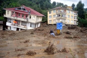 Rize Yaralarını Sarmaya Çalışıyor