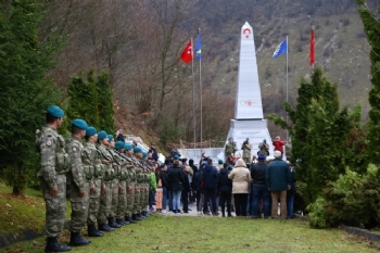 Bosna Hersek'teki Türk Şehitliğinde Anma Töreni Bosna Hersek'teki Türk Şehitliğinde Anma Töreni