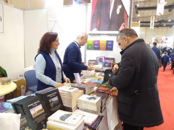 Kardef Standı Ziyaretçi Akınına Uğruyor Kardef Standı Ziyaretçi Akınına Uğruyor