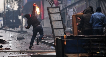 Selanik Başkonsolosluğumuza Molotoflu Saldırı Selanik Başkonsolosluğumuza Molotoflu Saldırı