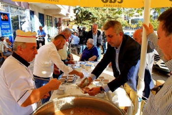 Kahramanmaraş Balkan Türkleri Aşure Dağıttı Kahramanmaraş Balkan Türkleri Aşure Dağıttı