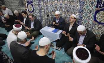 Batı Trakya’da Depremlerde Hayatını Kaybedenler İçin Hatim Duası Yapıldı Batı Trakya’da Depremlerde Hayatını Kaybedenler İçin Hatim Duası Yapıldı